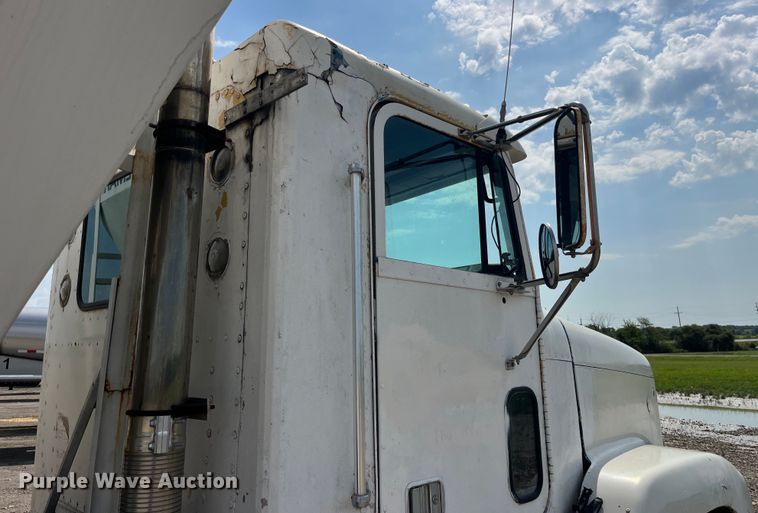 image for item EK8961 1995 Freightliner fertilizer delivery truck