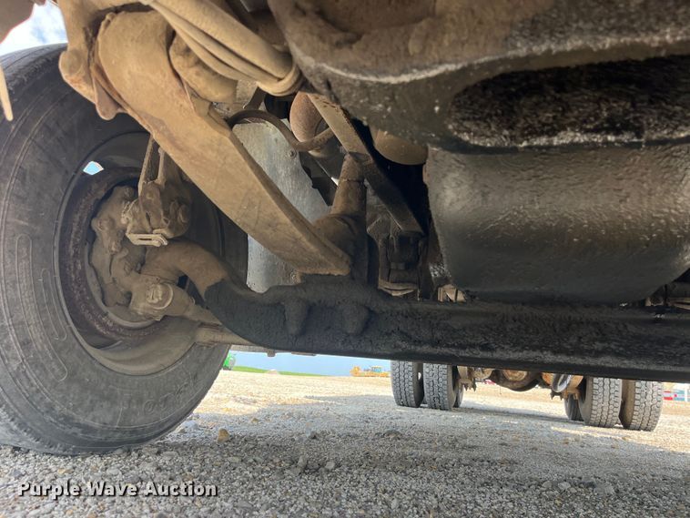 image for item EK8961 1995 Freightliner fertilizer delivery truck