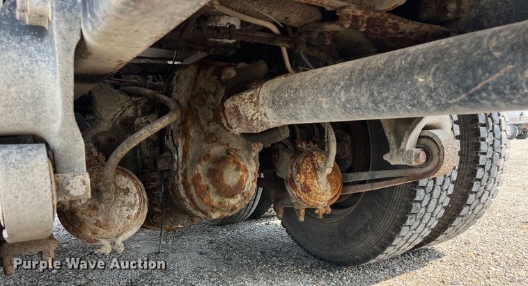 image for item EK8961 1995 Freightliner fertilizer delivery truck