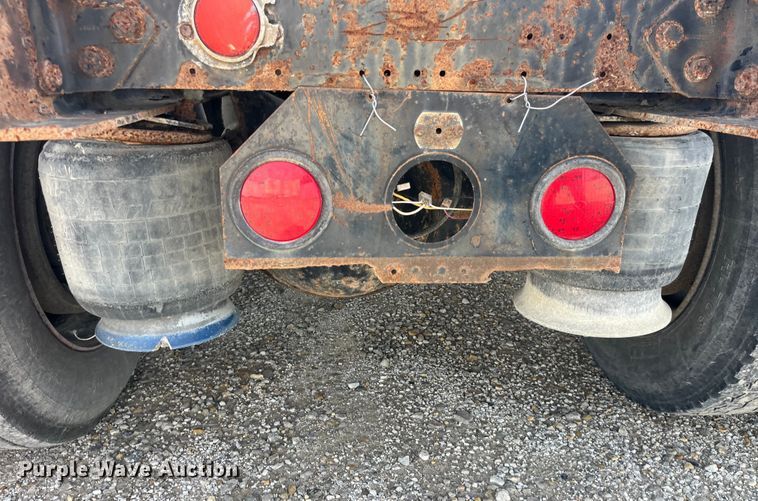 image for item EK8961 1995 Freightliner fertilizer delivery truck