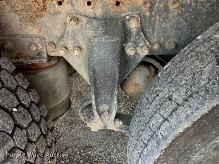 image for item EK8961 1995 Freightliner fertilizer delivery truck