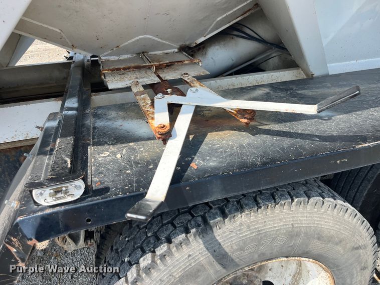 image for item EK8961 1995 Freightliner fertilizer delivery truck