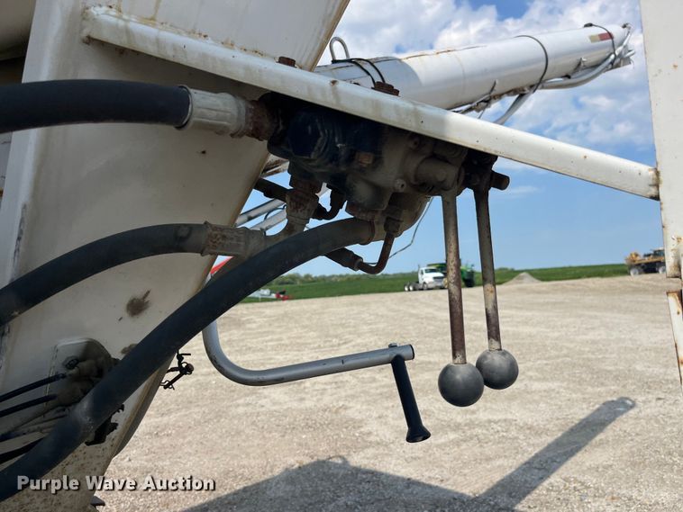 image for item EK8961 1995 Freightliner fertilizer delivery truck