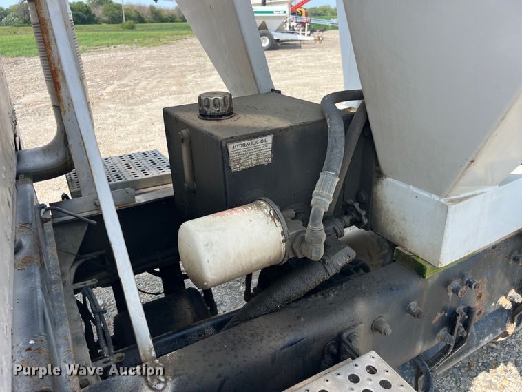 image for item EK8961 1995 Freightliner fertilizer delivery truck