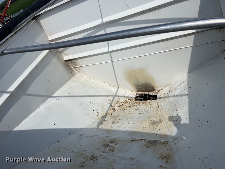 image for item EK8961 1995 Freightliner fertilizer delivery truck