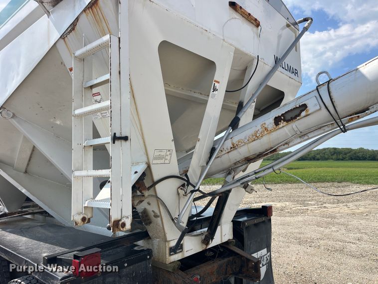 image for item EK8961 1995 Freightliner fertilizer delivery truck