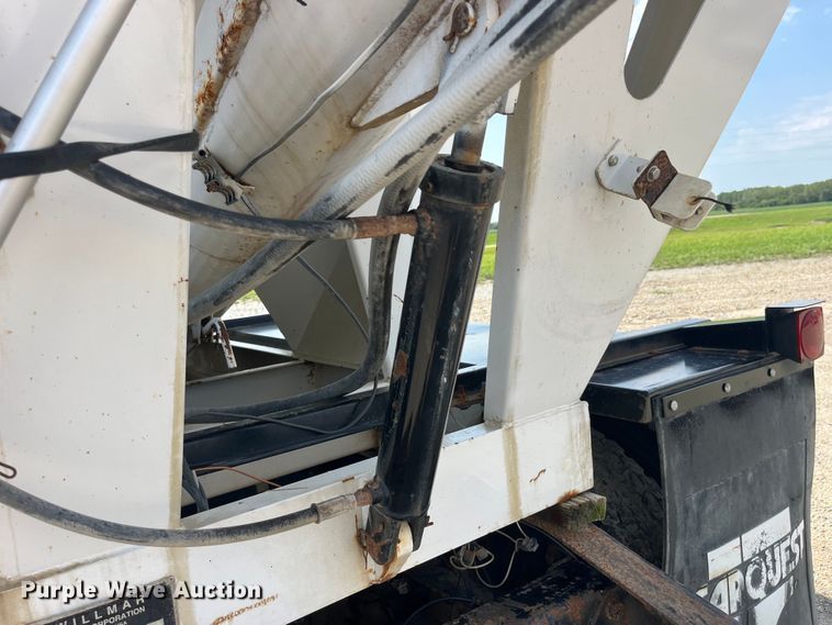 image for item EK8961 1995 Freightliner fertilizer delivery truck