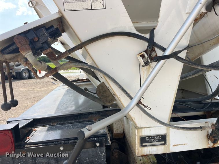 image for item EK8961 1995 Freightliner fertilizer delivery truck