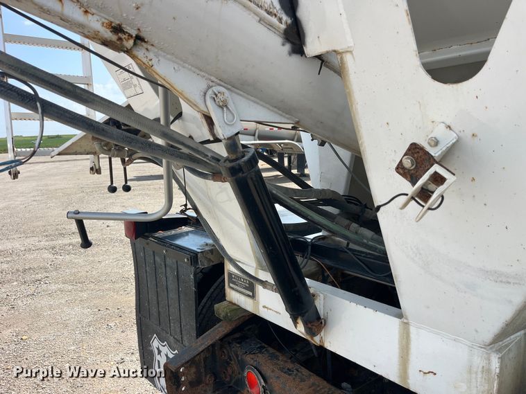 image for item EK8961 1995 Freightliner fertilizer delivery truck