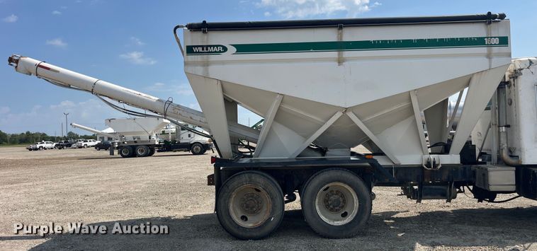 image for item EK8961 1995 Freightliner fertilizer delivery truck