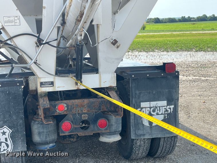 image for item EK8961 1995 Freightliner fertilizer delivery truck