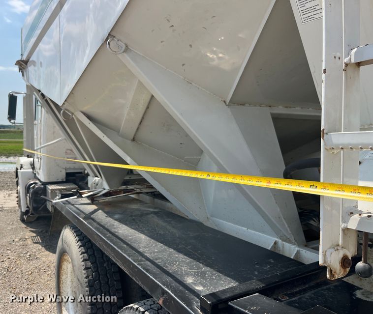 image for item EK8961 1995 Freightliner fertilizer delivery truck