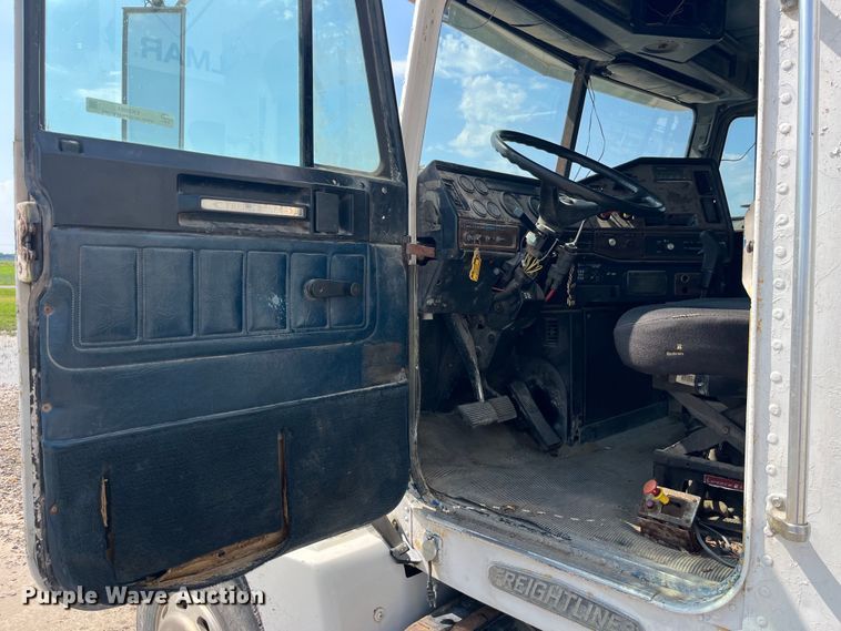 image for item EK8961 1995 Freightliner fertilizer delivery truck