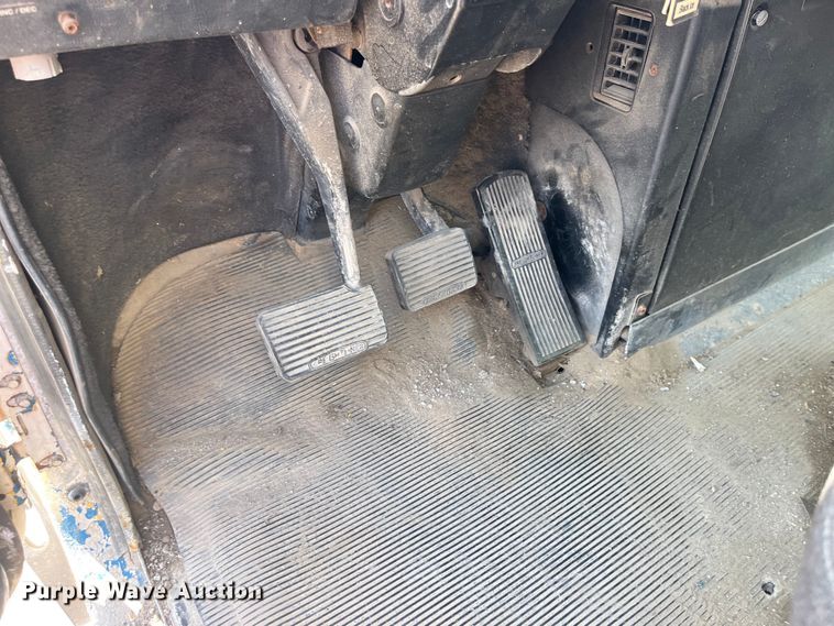 image for item EK8961 1995 Freightliner fertilizer delivery truck