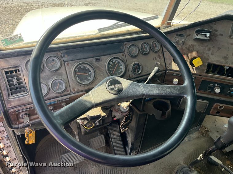 image for item EK8961 1995 Freightliner fertilizer delivery truck