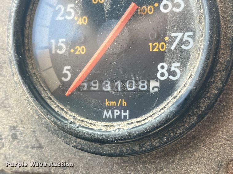 image for item EK8961 1995 Freightliner fertilizer delivery truck