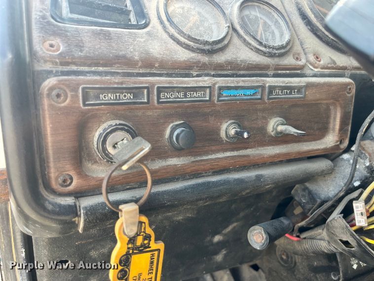 image for item EK8961 1995 Freightliner fertilizer delivery truck