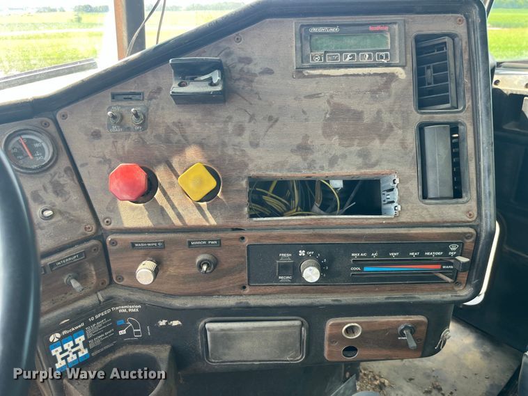 image for item EK8961 1995 Freightliner fertilizer delivery truck