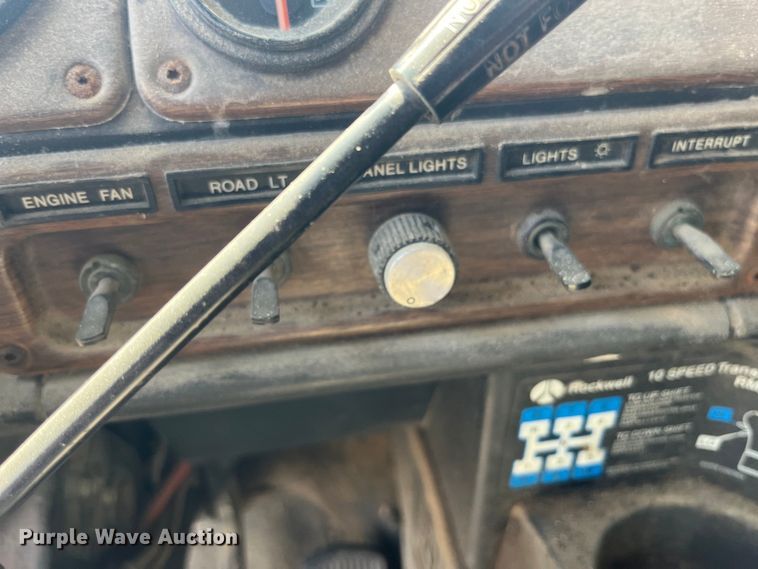 image for item EK8961 1995 Freightliner fertilizer delivery truck