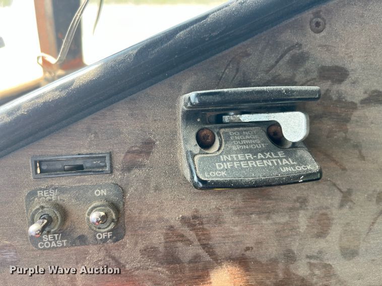 image for item EK8961 1995 Freightliner fertilizer delivery truck