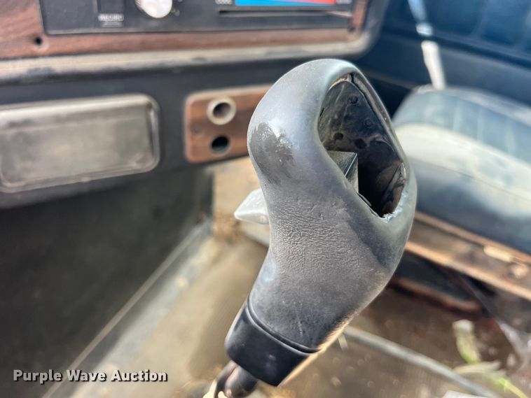 image for item EK8961 1995 Freightliner fertilizer delivery truck