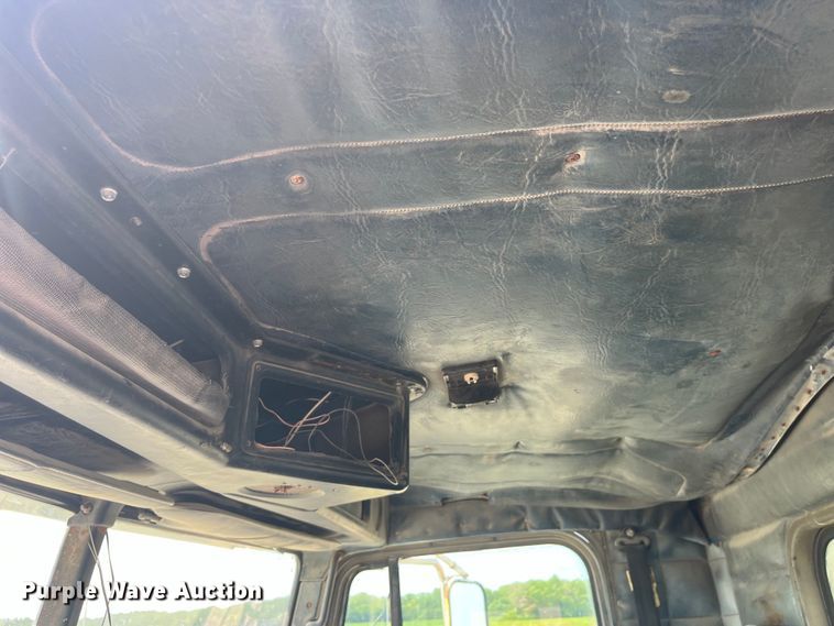 image for item EK8961 1995 Freightliner fertilizer delivery truck