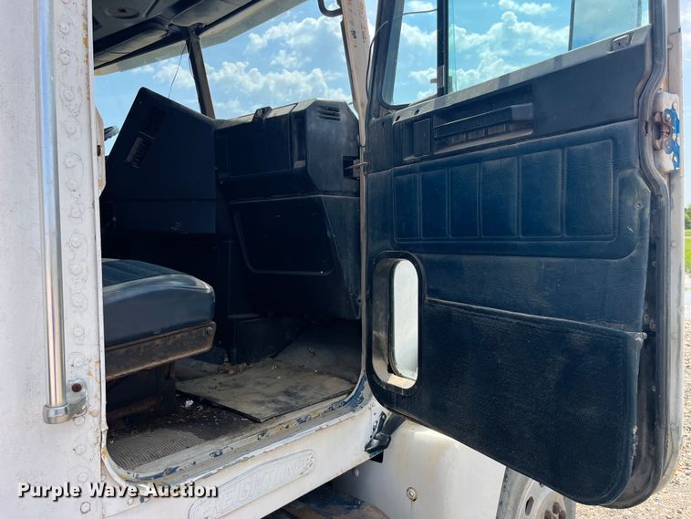 image for item EK8961 1995 Freightliner fertilizer delivery truck