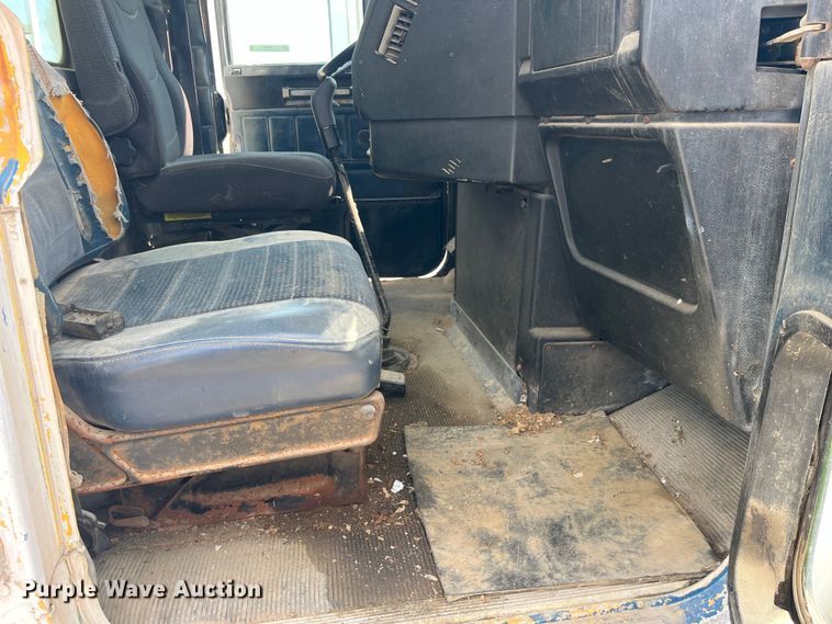 image for item EK8961 1995 Freightliner fertilizer delivery truck