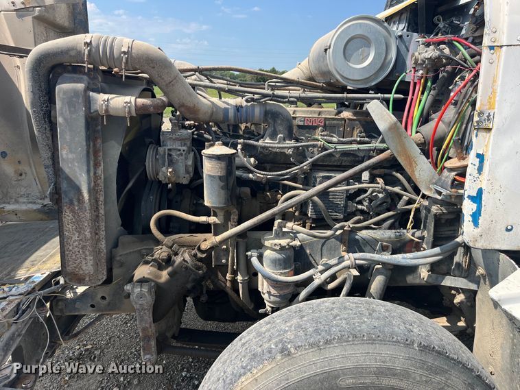 image for item EK8961 1995 Freightliner fertilizer delivery truck