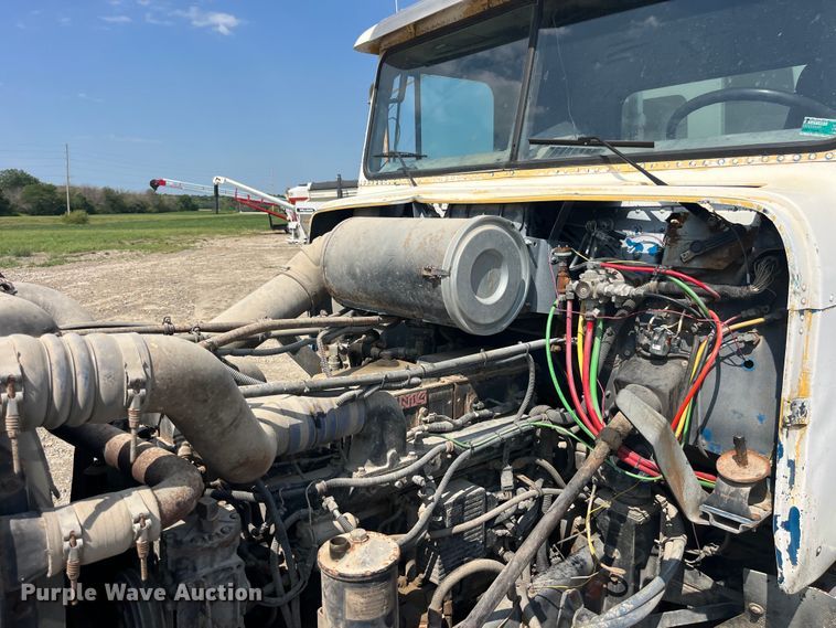 image for item EK8961 1995 Freightliner fertilizer delivery truck