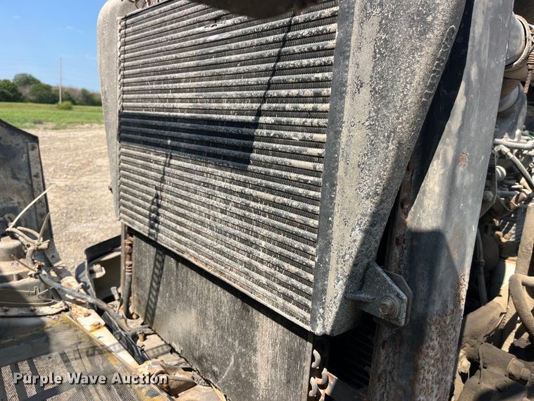 image for item EK8961 1995 Freightliner fertilizer delivery truck