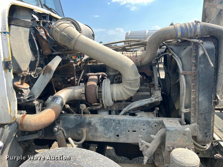 image for item EK8961 1995 Freightliner fertilizer delivery truck