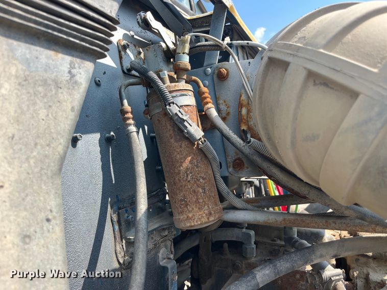 image for item EK8961 1995 Freightliner fertilizer delivery truck