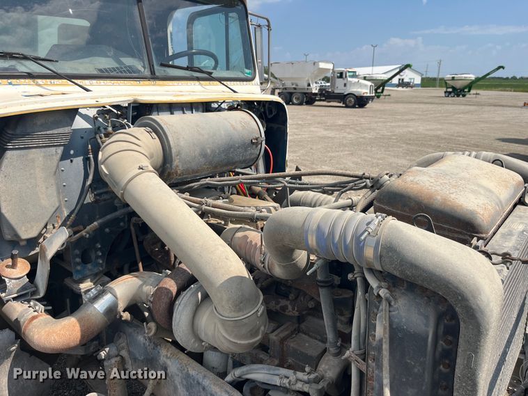 image for item EK8961 1995 Freightliner fertilizer delivery truck