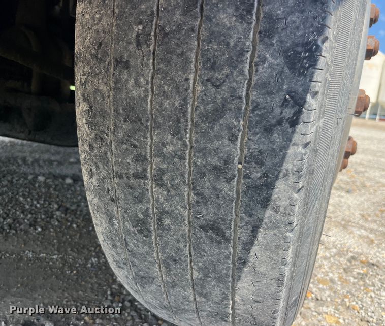 image for item EK8961 1995 Freightliner fertilizer delivery truck