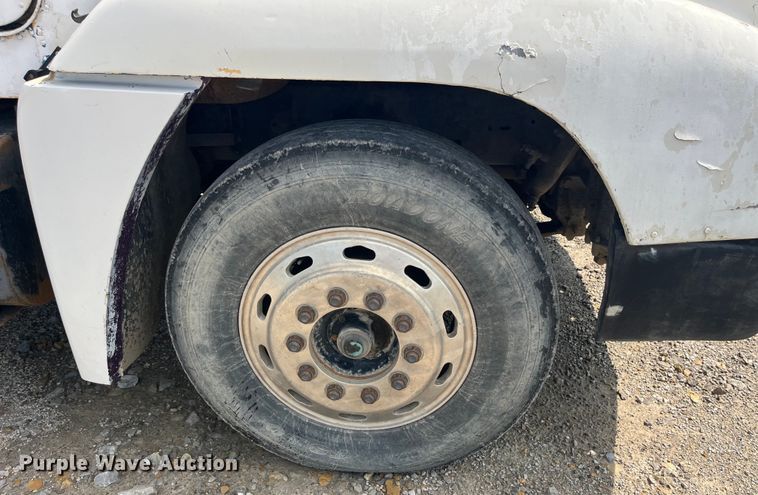 image for item EK8961 1995 Freightliner fertilizer delivery truck