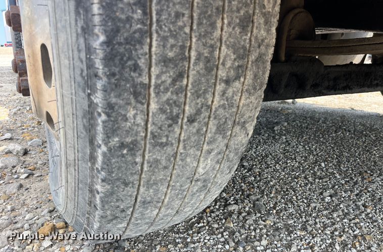 image for item EK8961 1995 Freightliner fertilizer delivery truck