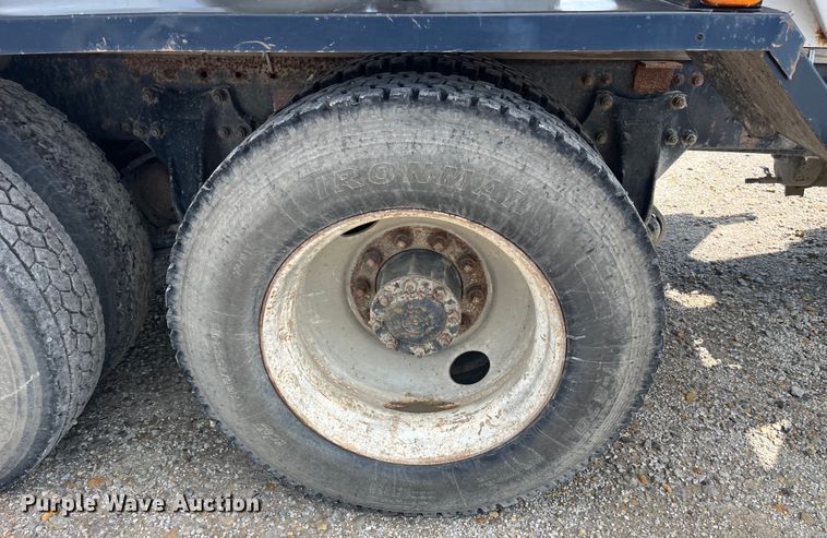 image for item EK8961 1995 Freightliner fertilizer delivery truck