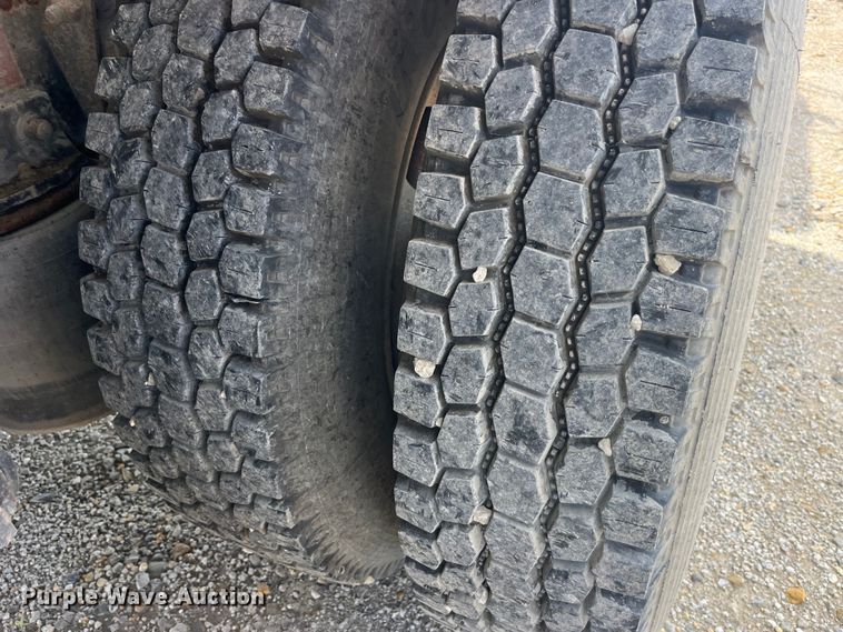 image for item EK8961 1995 Freightliner fertilizer delivery truck