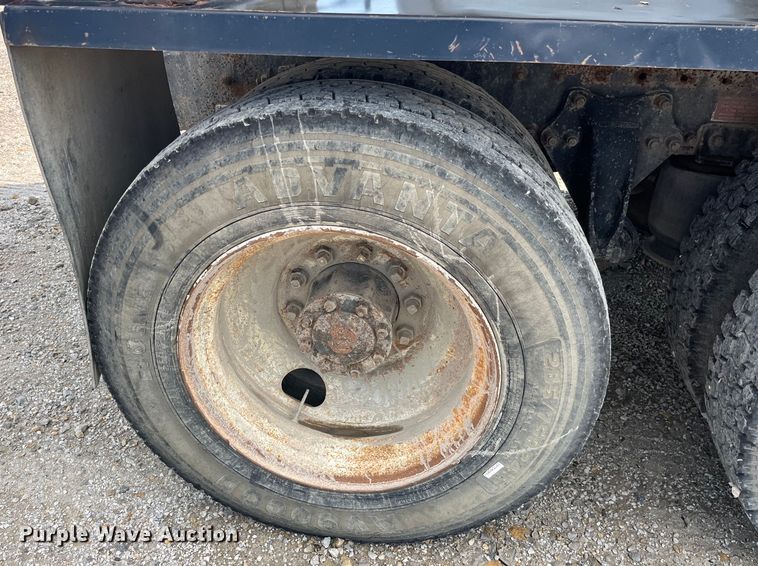 image for item EK8961 1995 Freightliner fertilizer delivery truck