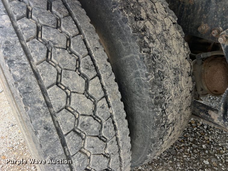 image for item EK8961 1995 Freightliner fertilizer delivery truck