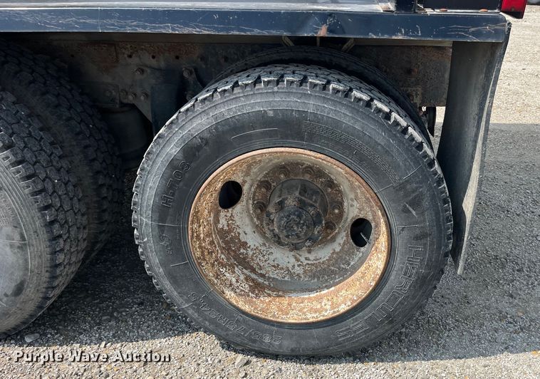 image for item EK8961 1995 Freightliner fertilizer delivery truck