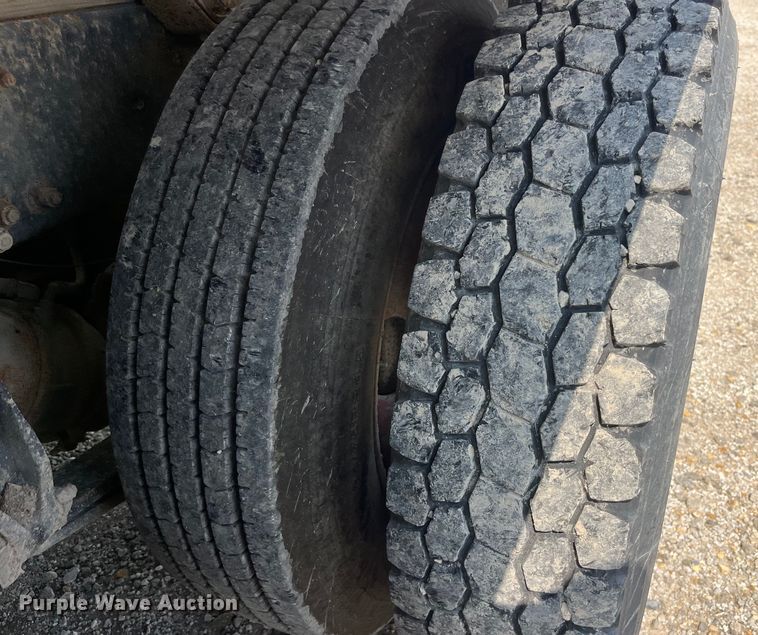 image for item EK8961 1995 Freightliner fertilizer delivery truck