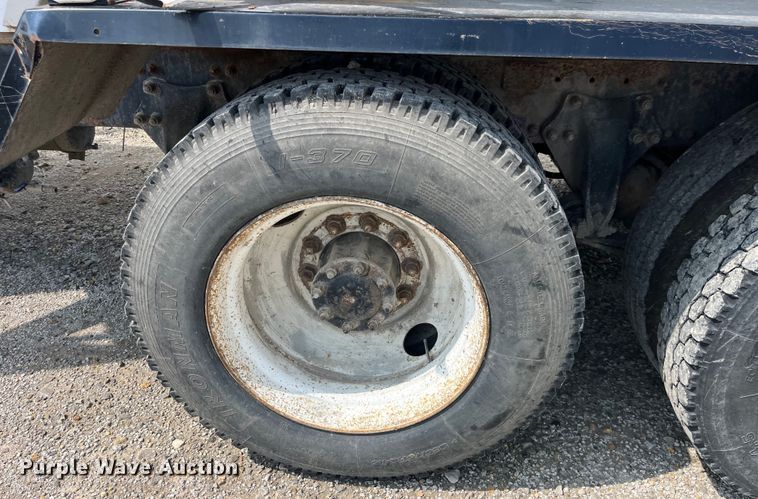 image for item EK8961 1995 Freightliner fertilizer delivery truck