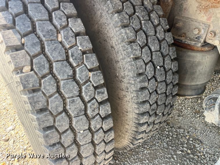 image for item EK8961 1995 Freightliner fertilizer delivery truck