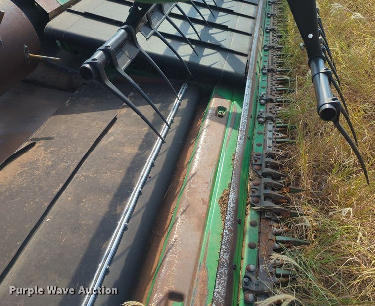 image for item EQ2004 2014 John Deere  640D draper head