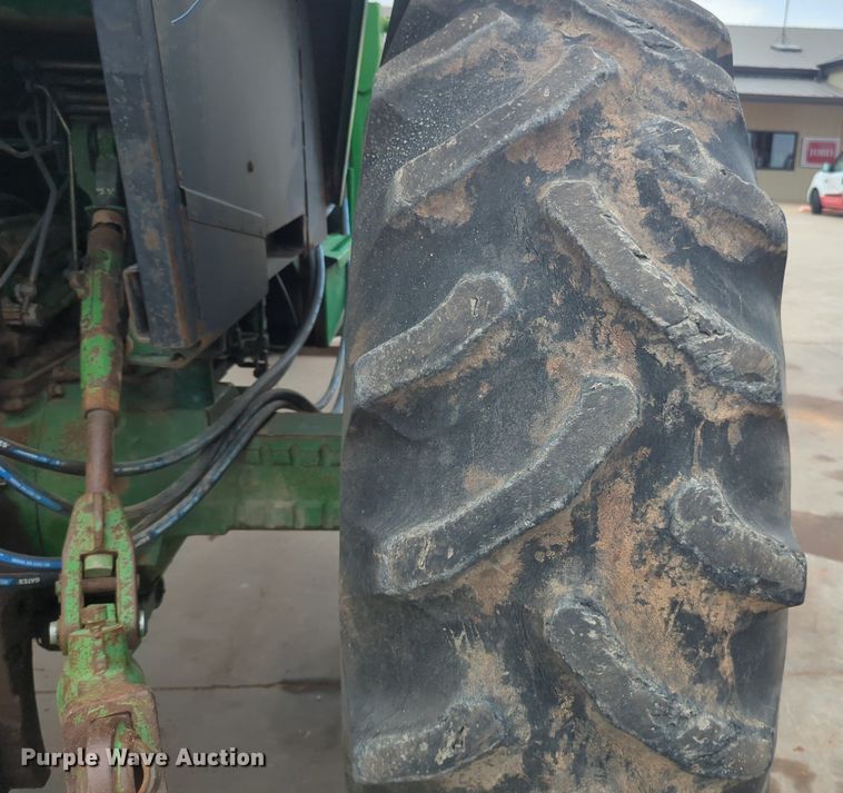 image for item EQ2078 1982 John Deere  4440 tractor