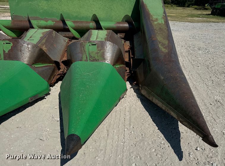 image for item MV9104 John Deere 843 corn head