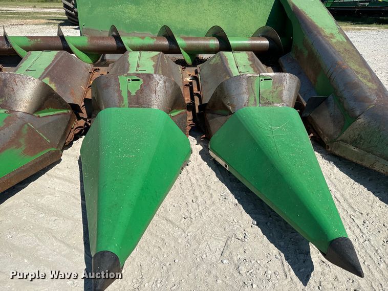 image for item MV9104 John Deere 843 corn head