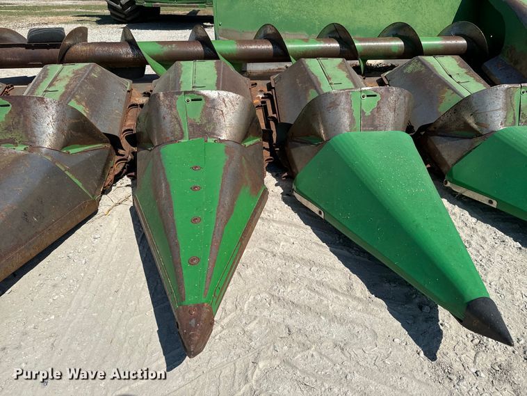 image for item MV9104 John Deere 843 corn head